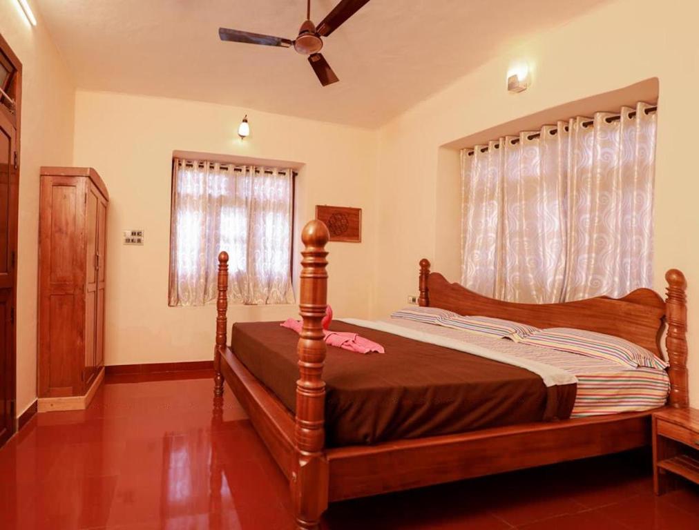 Postel nebo postele na pokoji v ubytování Dhanagiri Homestay Wayanad