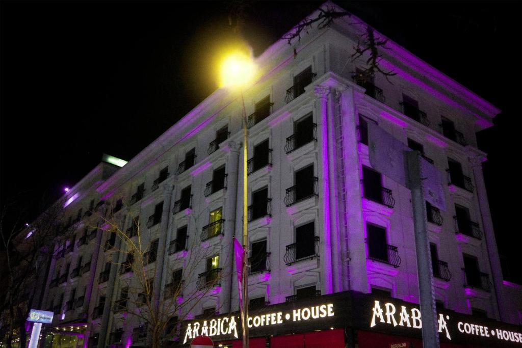 um edifício branco com luzes roxas em Grand Wonne Hotel em Ancara