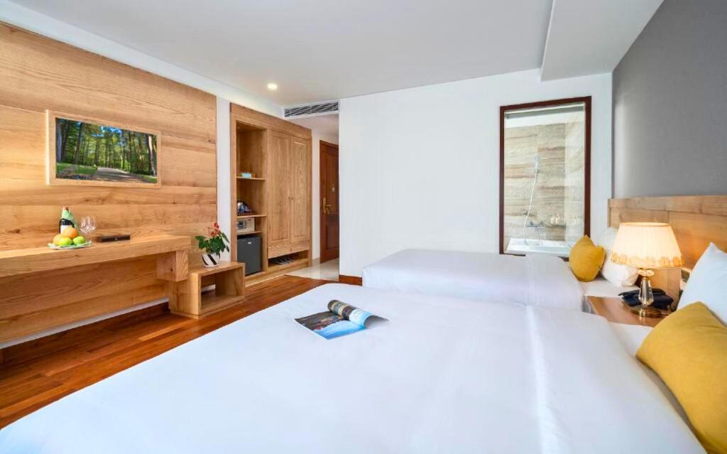 Postel nebo postele na pokoji v ubytování Sunny Ocean Hotel & Spa