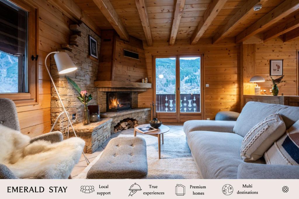 - un salon avec un canapé et une cheminée dans l'établissement Chalet Doux Abri Morzine - by EMERALD STAY, à Morzine