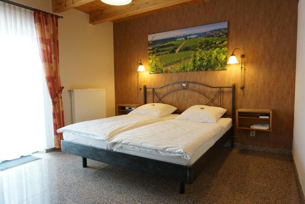 Postel nebo postele na pokoji v ubytování Weingut & Gästehaus Julianenhof