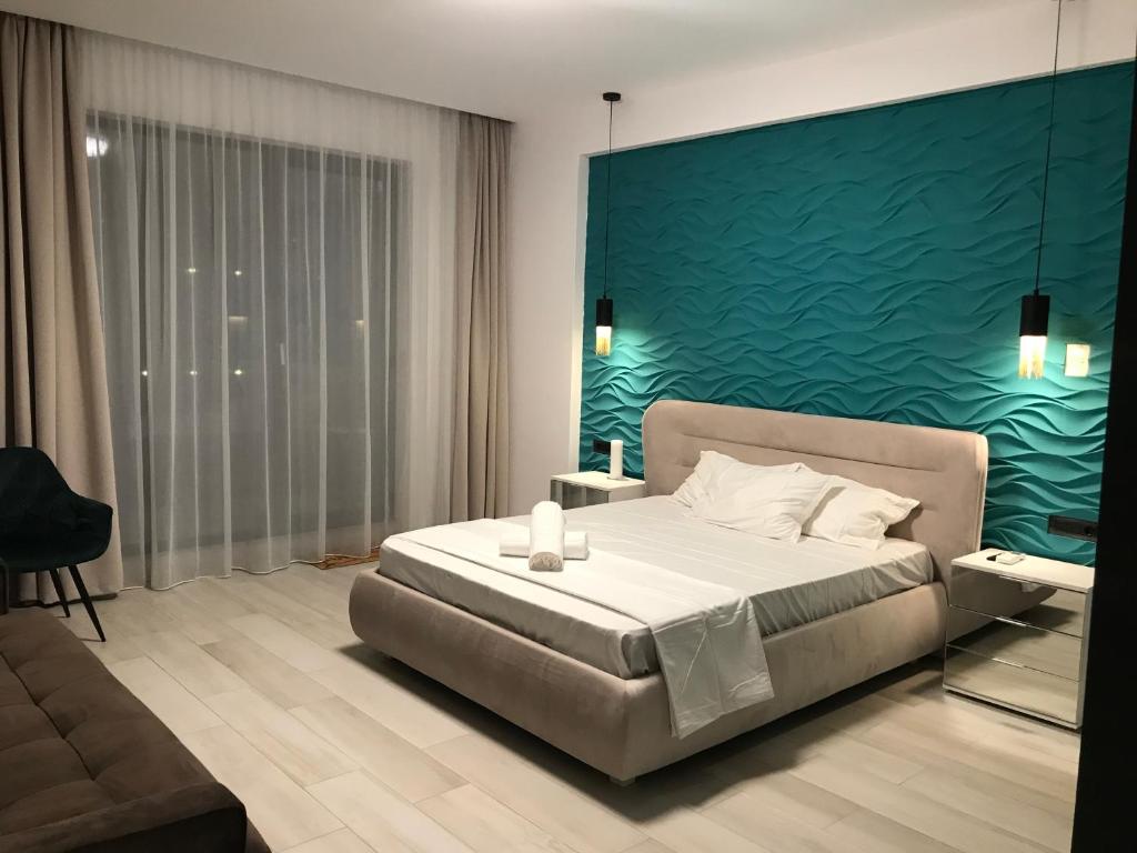 ママイアにあるSea view studio Mamaiaの青い壁のベッドルーム1室(ベッド1台付)