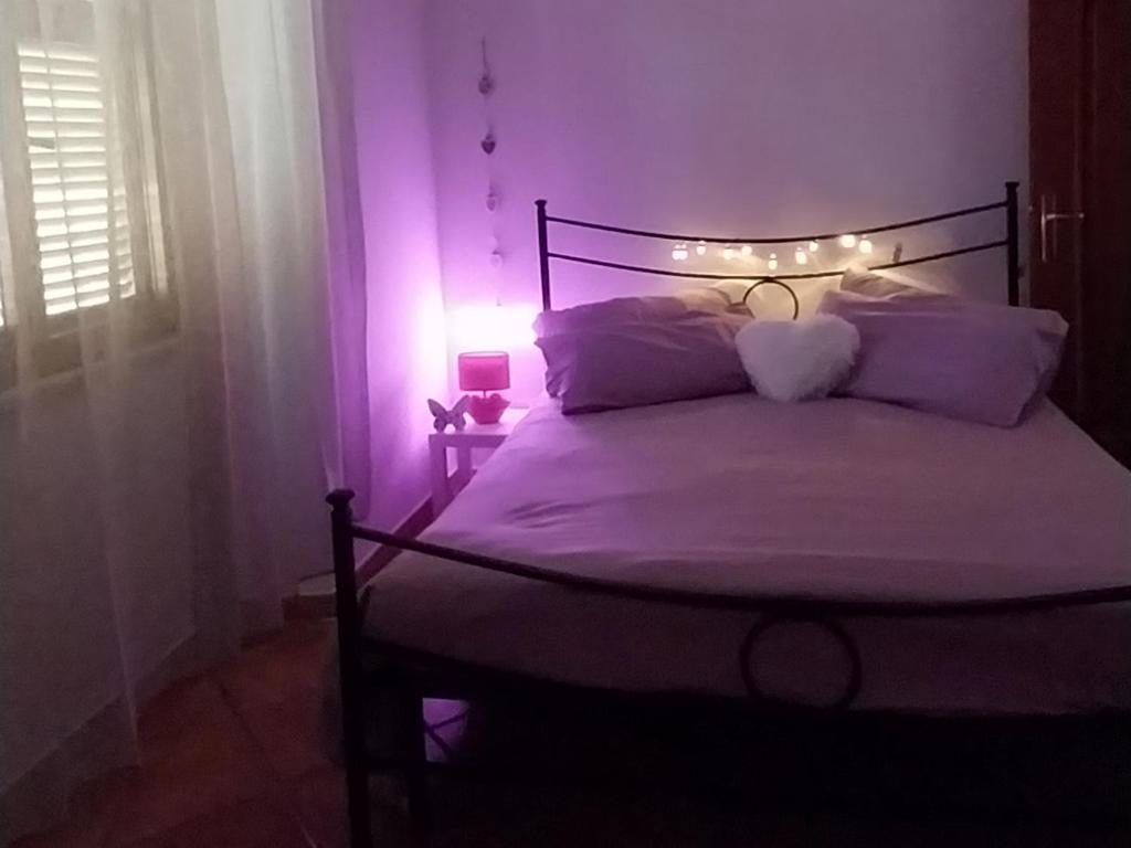 ローマにあるCasa di Lauraのベッドルーム1室(白いシーツと枕のベッド1台付)