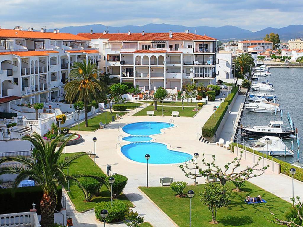 a view of a resort with boats in the water at Lago Sant Mauricio in Empuriabrava