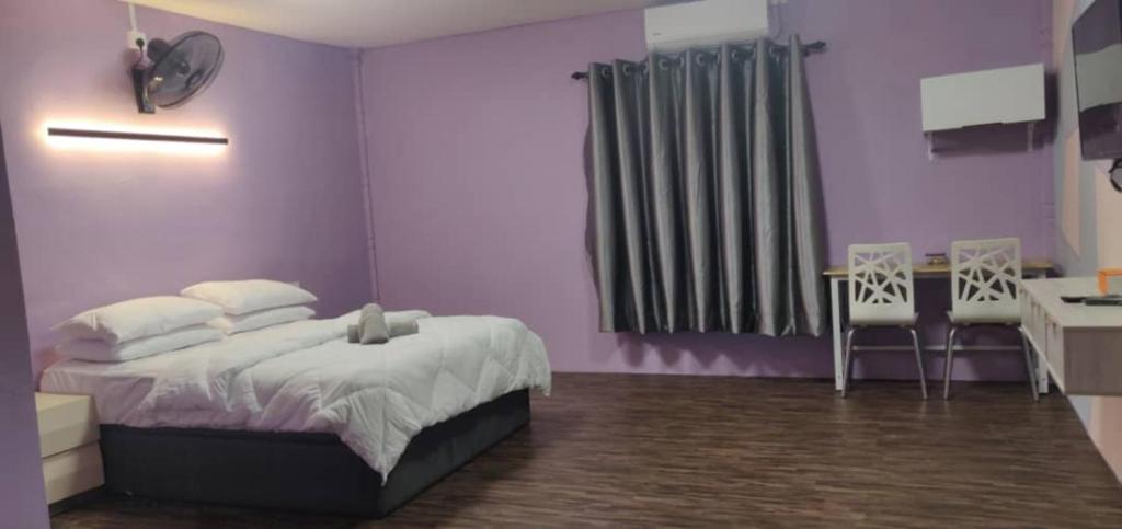 Postel nebo postele na pokoji v ubytování Tazrah roomstay (1 queen or 2 twin super single room)