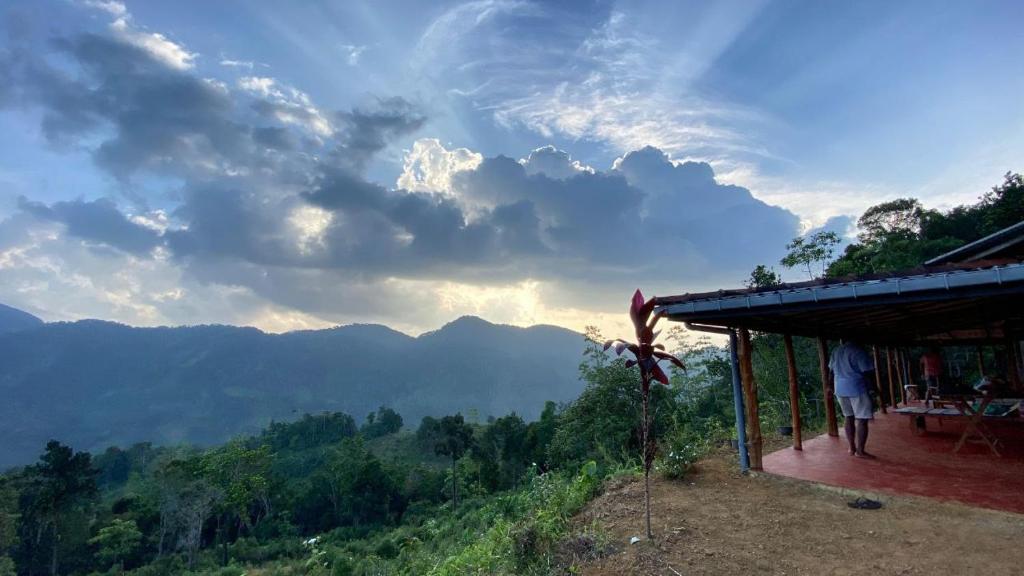 una casa con vistas a las montañas desde el cielo en Sinharaja Sky Residence, en Kalawana
