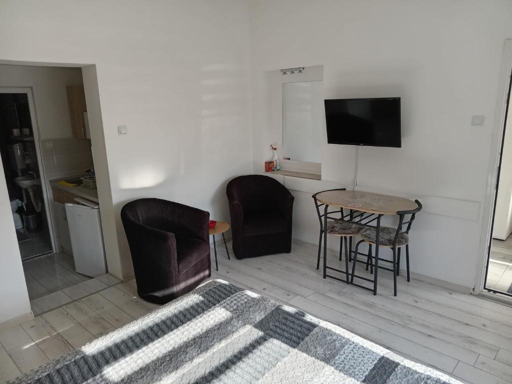 Televiisor ja/või meelelahutuskeskus majutusasutuses APARTMAN “POD KRALJEVICOM”