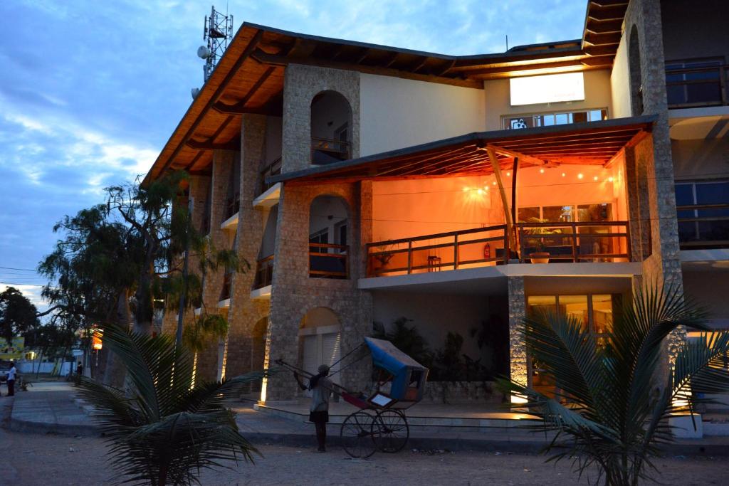 une personne debout devant un bâtiment dans l'établissement Moringa Hotel, à Toliara