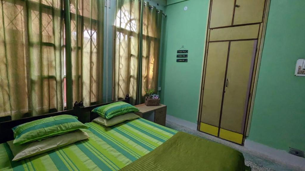 Postel nebo postele na pokoji v ubytování Saikia Nest the 'Class-Apart' Apartments, each with 2 Bedrooms, 2 full Bathrooms, Living & Dinning room, Modular Kitchen, Balcony or Veranda
