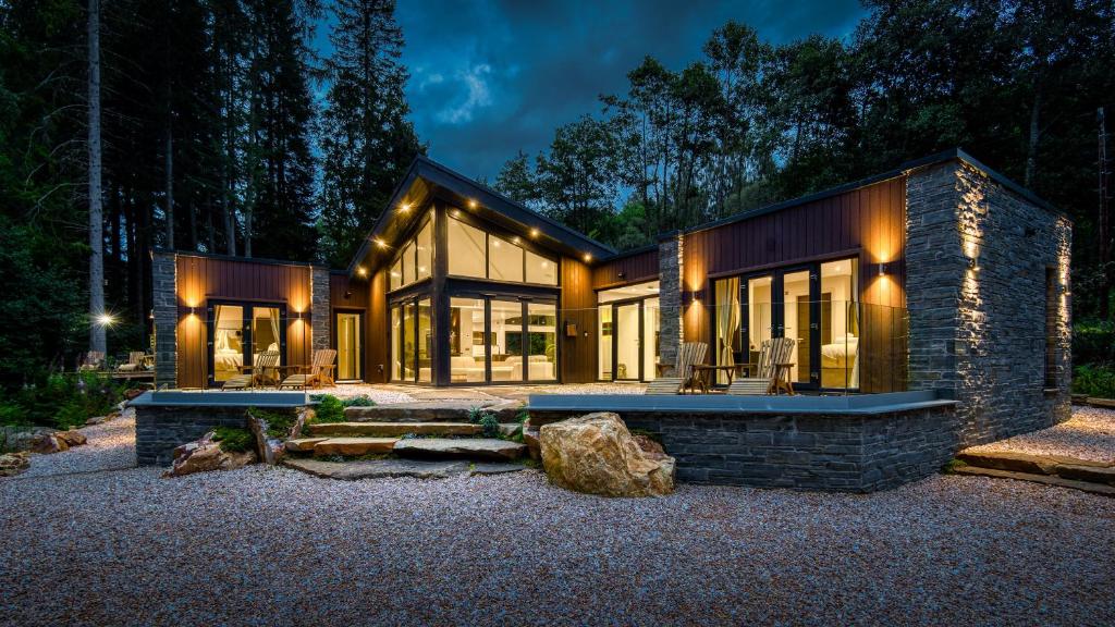 a house in the woods at night at Heilan Roo in Pitlochry