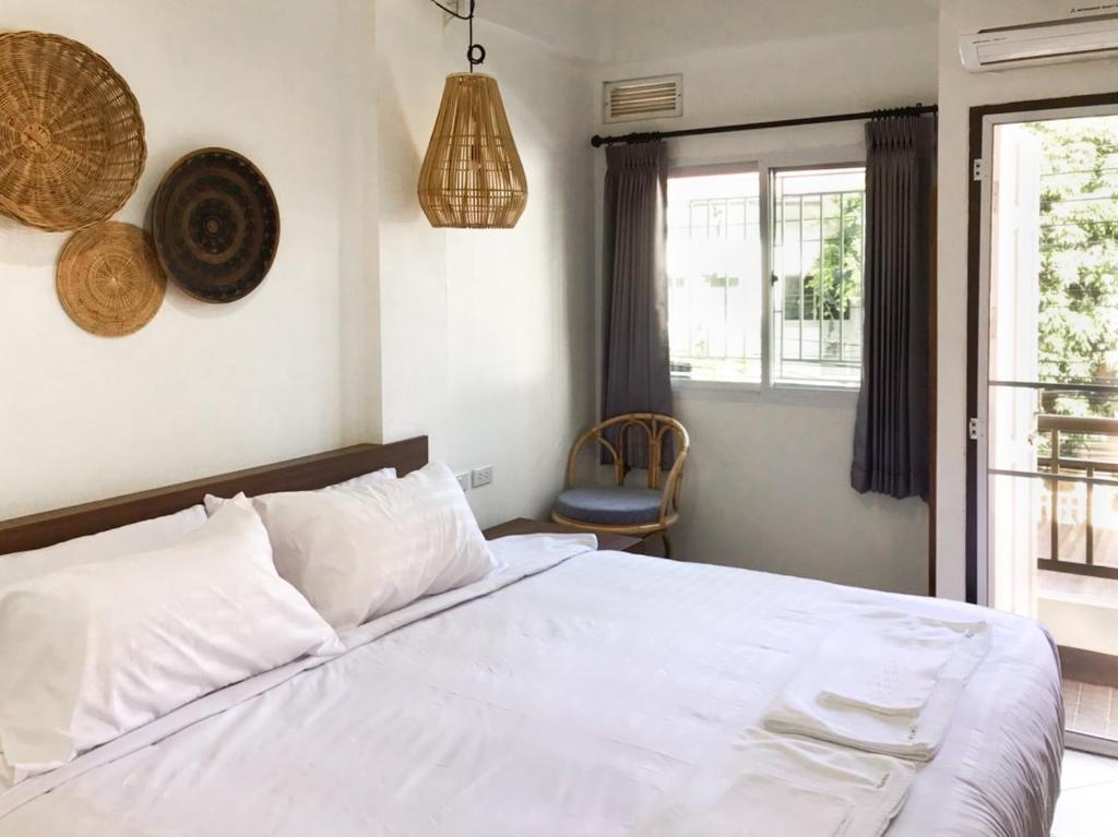 Postel nebo postele na pokoji v ubytování บ้านสวนอินทาวน์ Baansuan in Town Hotel