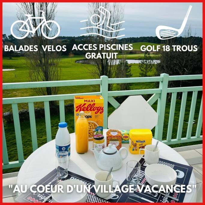 - une table blanche avec de la nourriture et des boissons sur un balcon dans l'établissement 