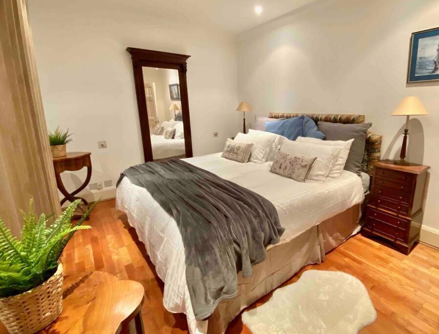 Spacious flat in the most desirable area of London, London (updated ...