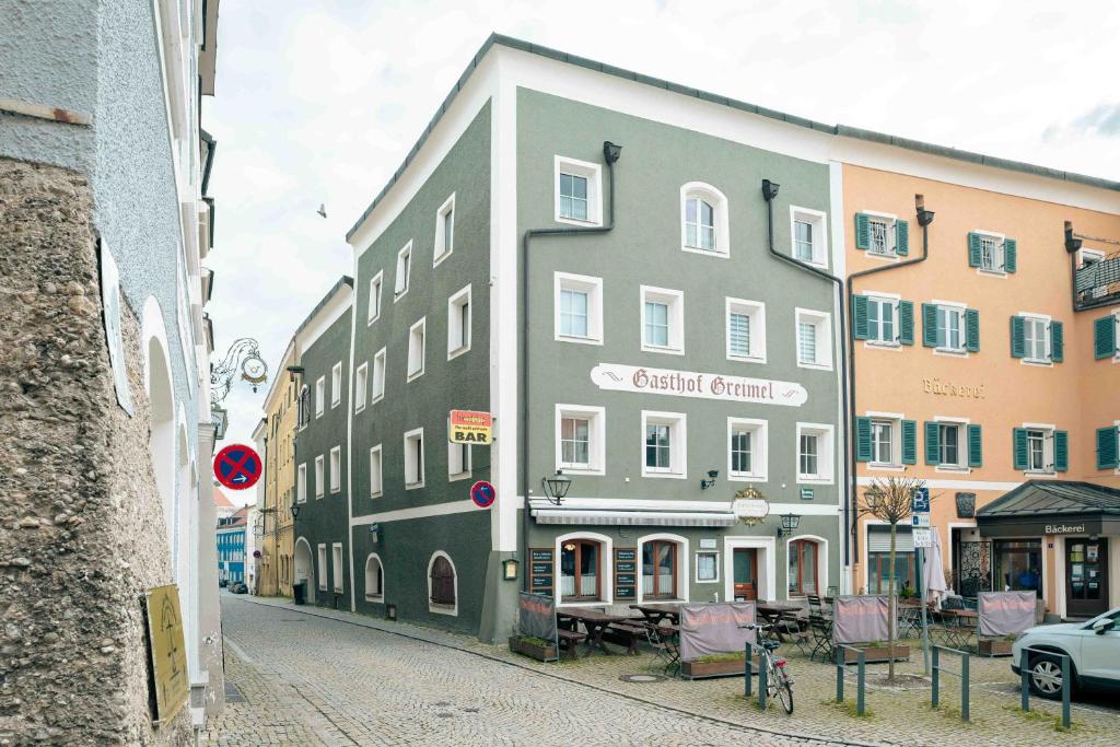 un gran edificio al lado de una calle en Gasthof Greimel en Laufen