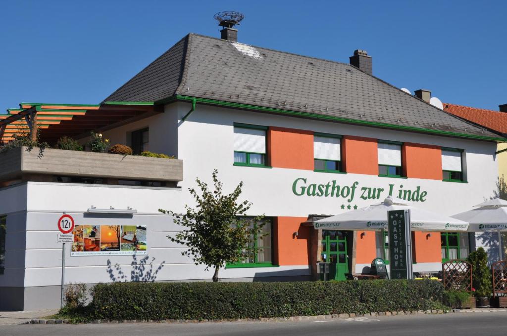 um edifício com um sinal para um restaurante em Gasthof zur Linde em Sankt Andrä bei Frauenkirchen