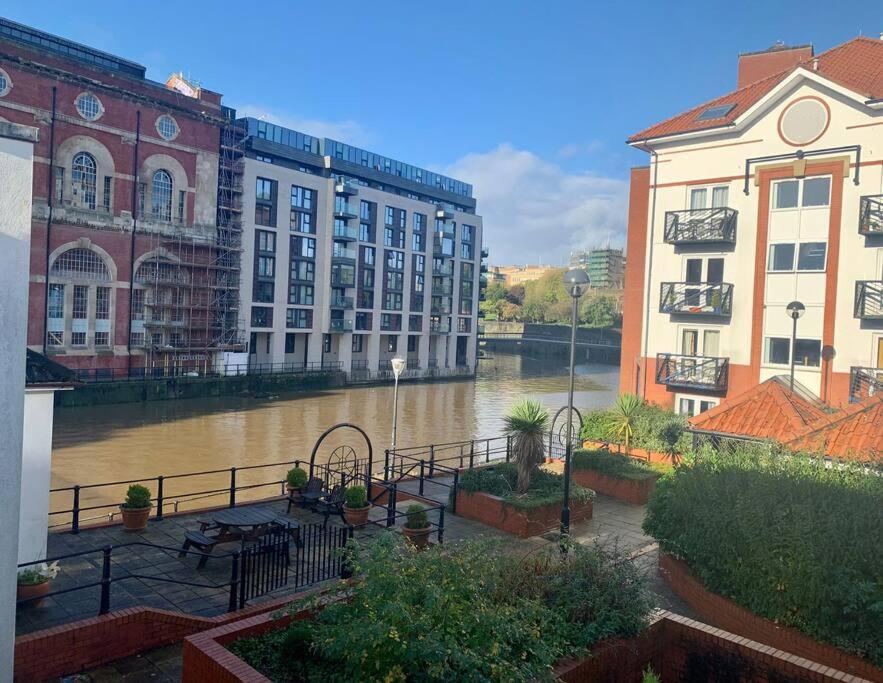 Quiet riverside apartment with views and parking- Hopewell, Bristol ...