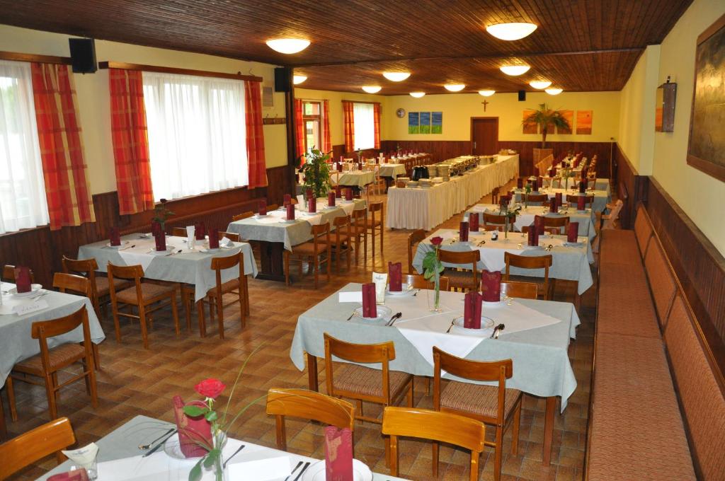 Reštaurácia alebo iné gastronomické zariadenie v ubytovaní Gasthof zur Linde