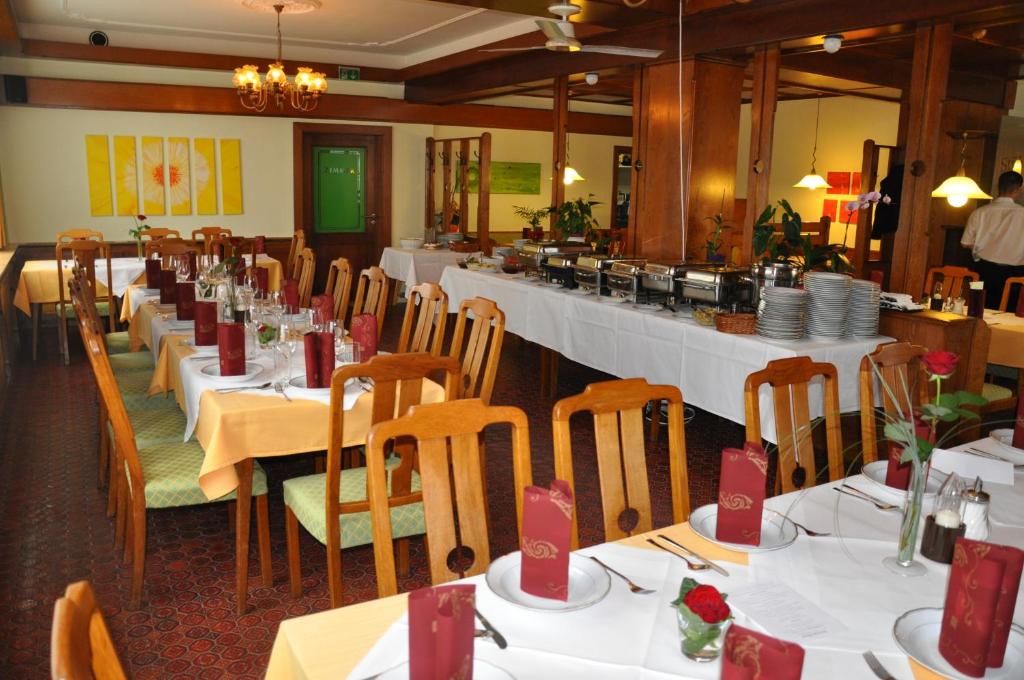 Reštaurácia alebo iné gastronomické zariadenie v ubytovaní Gasthof zur Linde