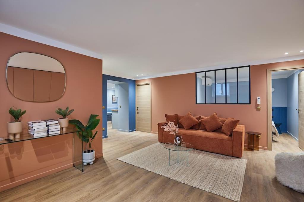 un salon avec un canapé et une table dans l'établissement Apartment Center of Paris Bastille by Studio prestige, à Paris