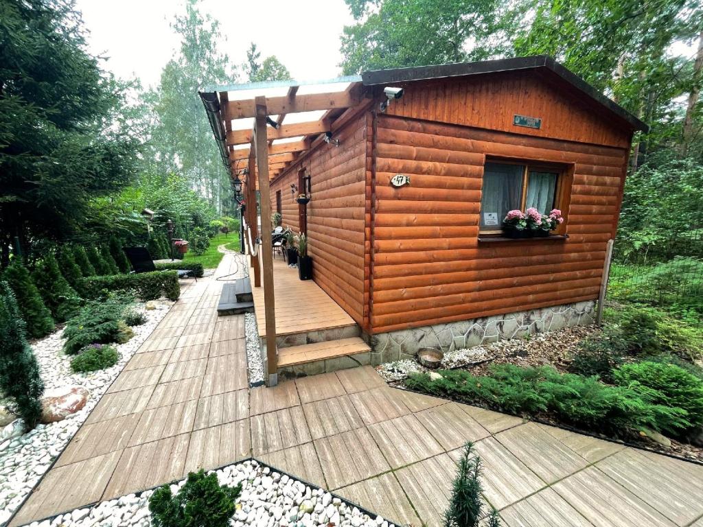 Cette petite cabane en bois dispose d'une terrasse et d'une fenêtre. dans l'établissement Beach House Buxusson Resort, à České Budějovice