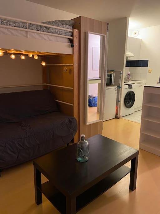 un salon avec un canapé et une table basse dans l'établissement Studio au centre de Bordeaux, à Bordeaux