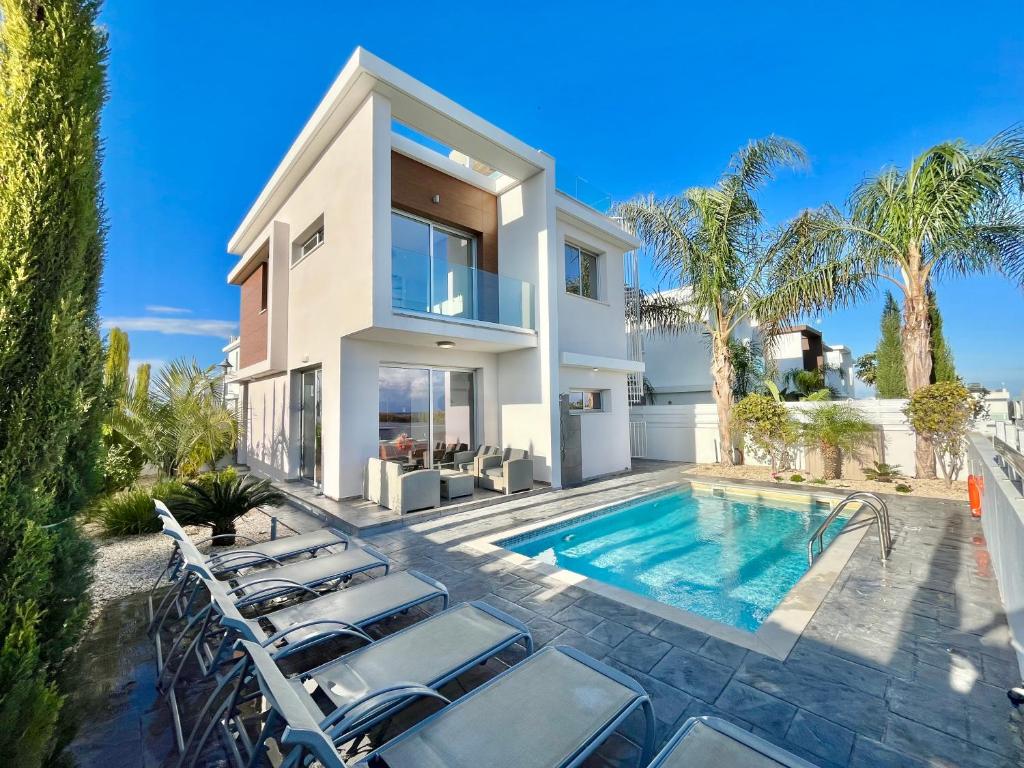 eine Villa mit Swimmingpool und ein Haus in der Unterkunft Alasia Villa ll Kapparis in Paralimni