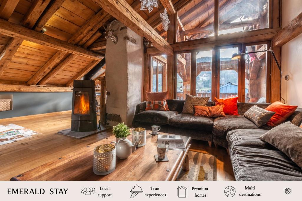 un salon avec un canapé et une cheminée dans l'établissement Ferme de Margot Morzine - by EMERALD STAY, à Morzine