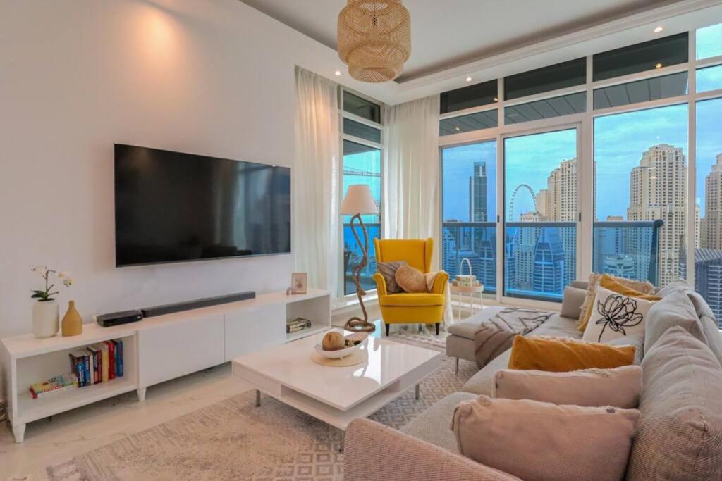 - un salon avec un canapé et une télévision dans l'établissement Full Marina View - Gorgeous 2 BR, Opal Tower, à Dubaï
