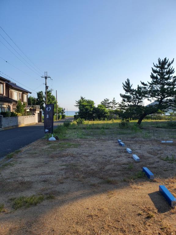 Zahrada ubytování 鷹とあそべる海辺のカフェ&ゲストハウスことひ
