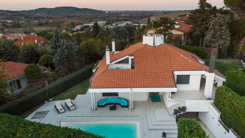 een luchtzicht op een huis met een zwembad bij VILLA VAE VICTIS 6, Emma Villas in Coriano