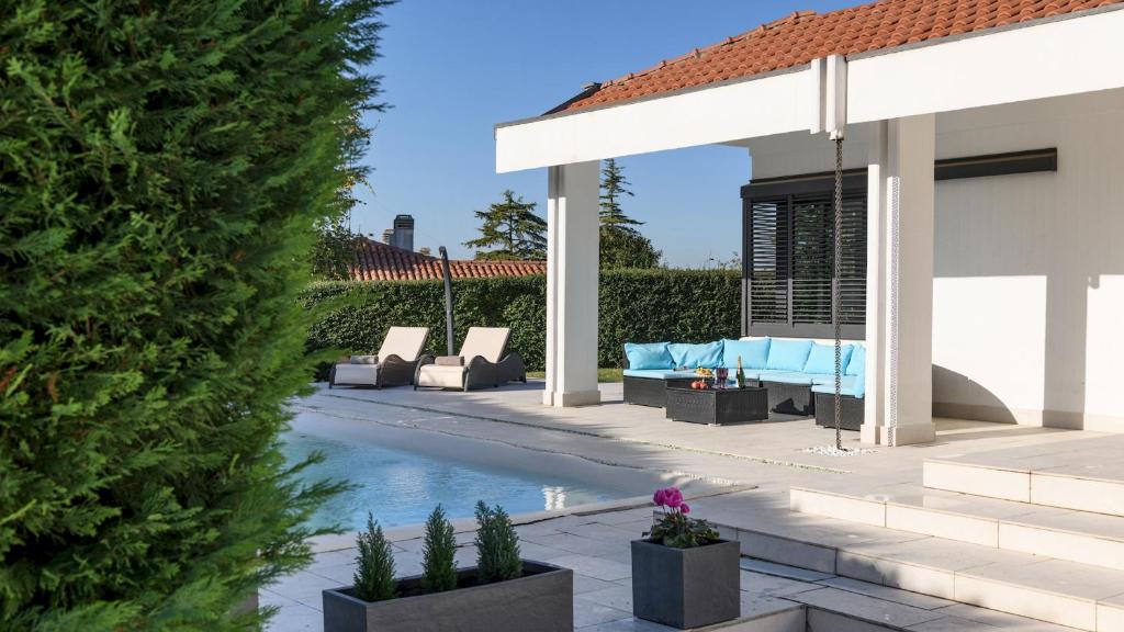 Piscina de la sau aproape de VILLA VAE VICTIS 6, Emma Villas