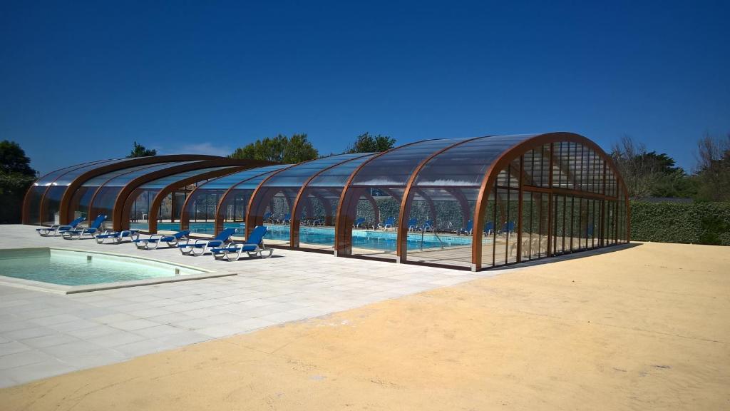 Bazén v ubytování ULVF Les Beaupins nebo v jeho okolí
