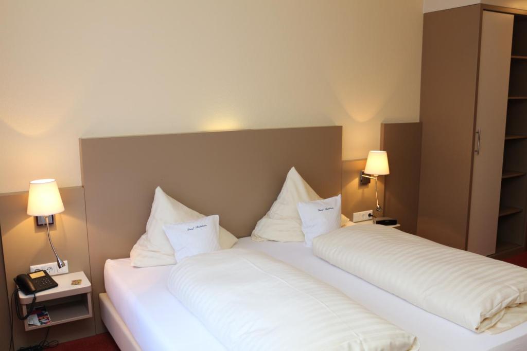 Postel nebo postele na pokoji v ubytování Hotel Graf Balduin