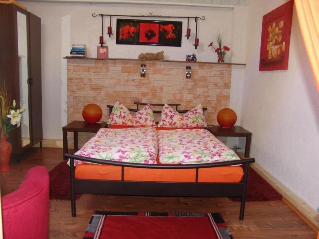 um quarto com uma cama com almofadas cor-de-rosa em Wohnung in LübbenauSpreewald mit Garten, Terrasse und Grill em Lübbenau