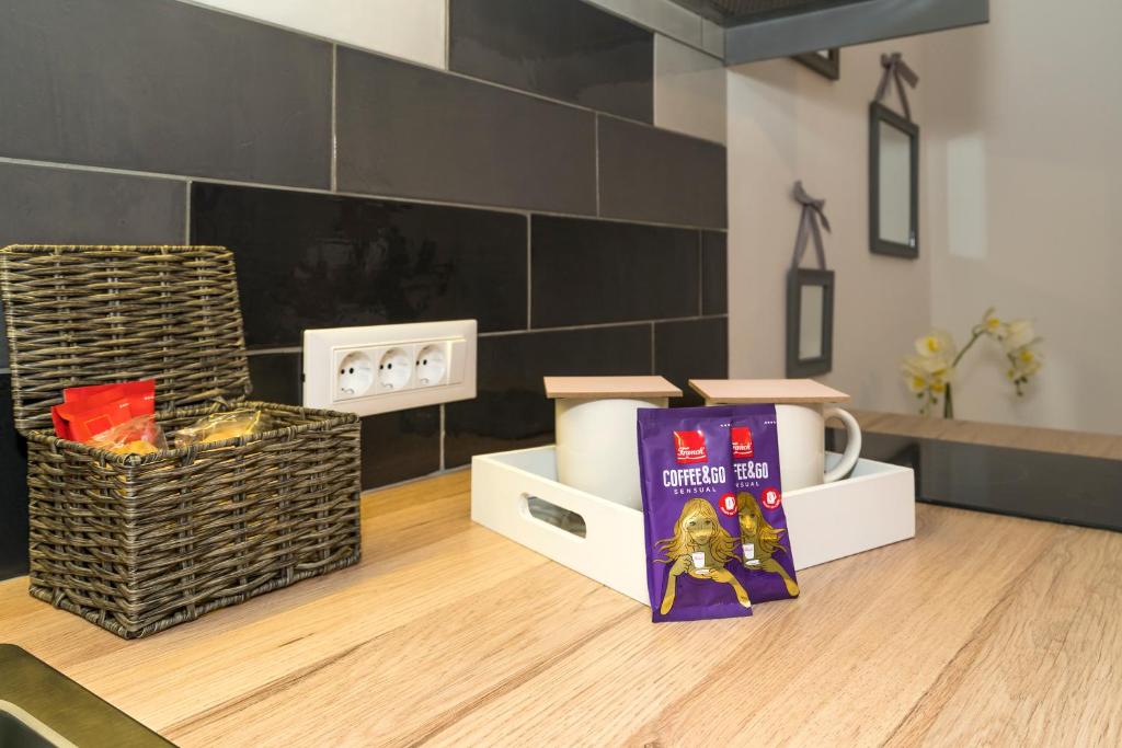 Příslušenství pro přípravu čaje a kávy v ubytování Studio apartments Marcel