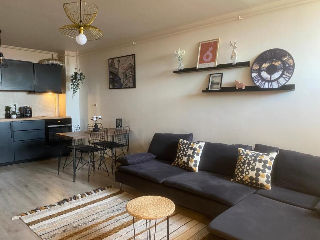 uma sala de estar com um sofá e uma mesa em Evan cozy flat with indoor pool Militari Residence em Roşu