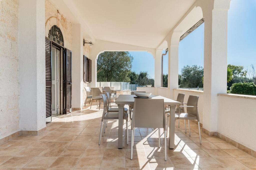 Habitación con mesa y sillas en el patio en Villa Antonia by Wonderful Italy, en Ostuni