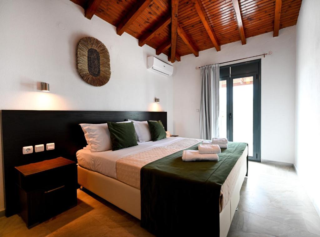 1 dormitorio con cama grande y ventana grande en Telis Hotel en Agia Paraskevi