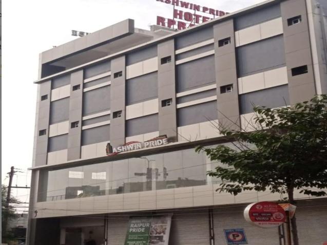 un grand bâtiment avec un panneau en haut dans l'établissement Hotel Raipur Pride, à Raipur
