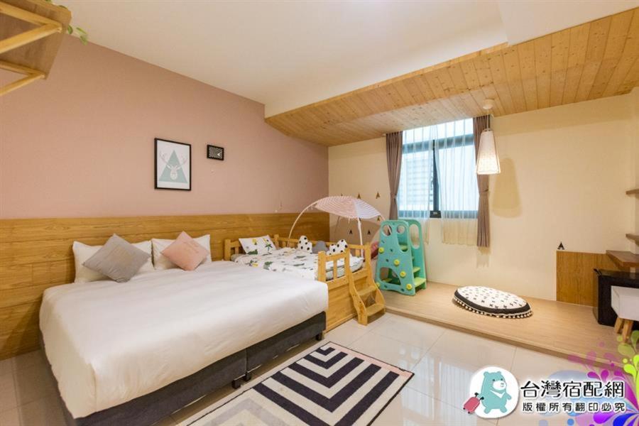 恆春的住宿－墾丁迪噢旅店，一间卧室配有一张床和一把椅子