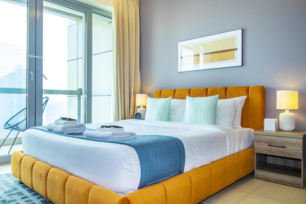Postel nebo postele na pokoji v ubytování 1BDR In Heart of Downtown & Close to Dubai Mall