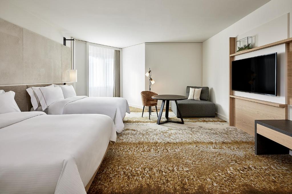 Uma TV ou centro de entretenimento em The Westin Grand Frankfurt
