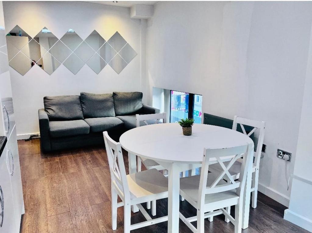 - un salon avec une table blanche et un canapé dans l'établissement flat 5 417 Fulham, à Londres