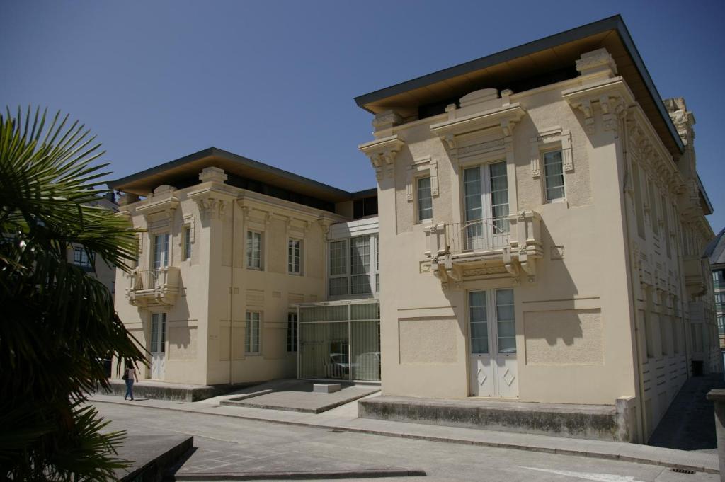 a large building with a balcony on the side of it at Hotel Villa De Betanzos in Betanzos