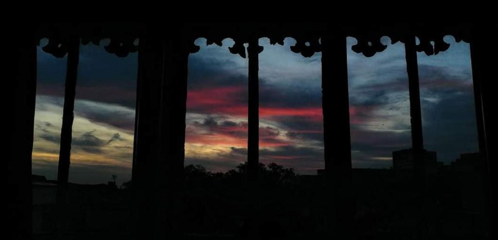 Η ανατολή ή δύση του ηλίου όπως φαίνεται από αυτό το διαμέρισμα ή από εκεί κοντά