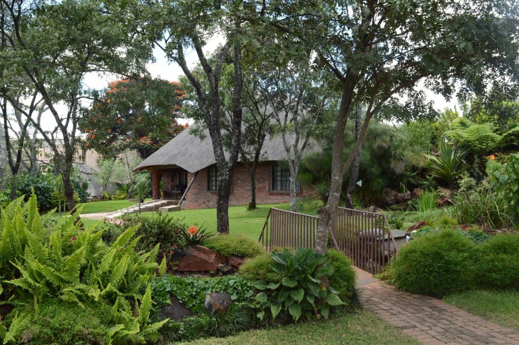 een huis met een tuin ervoor bij 1 bedroomed chalet in Harare - 2183 in Kingsmead