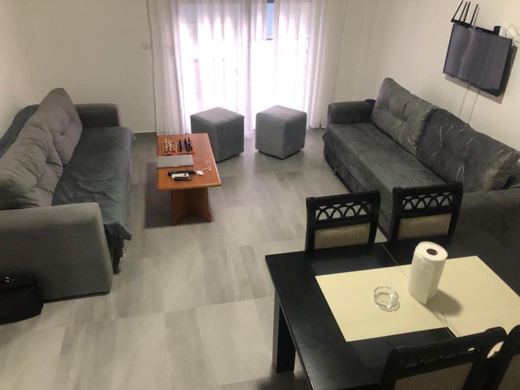 een woonkamer met een bank en een tafel bij Jurgen's Apartaments in Vlorë
