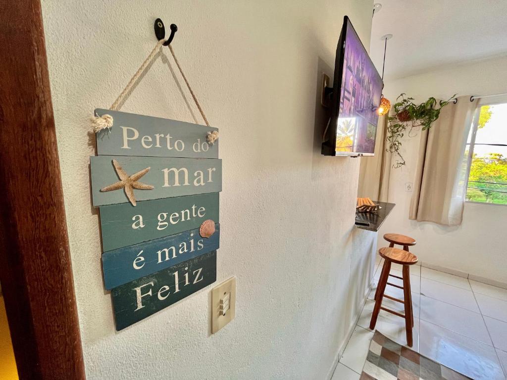 a sign on the wall of a room with a starfish at Kitnet na Vila de Manguinhos in Serra