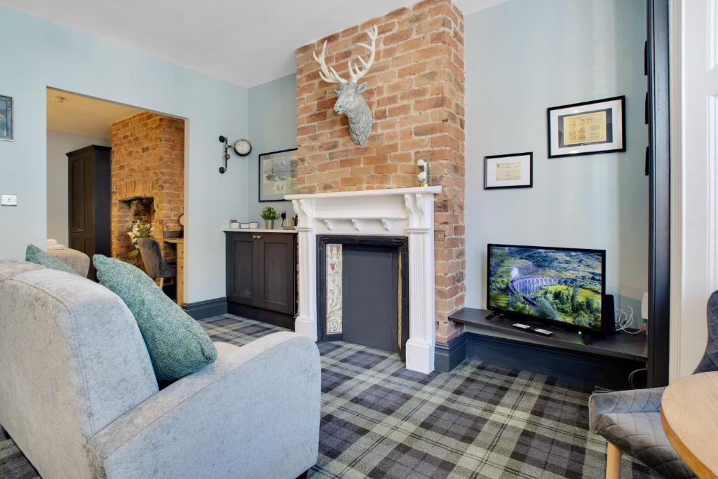 sala de estar con chimenea y TV en Urban Elegance - Luxe 1-Bed Haven in Hartlepool, en Hartlepool