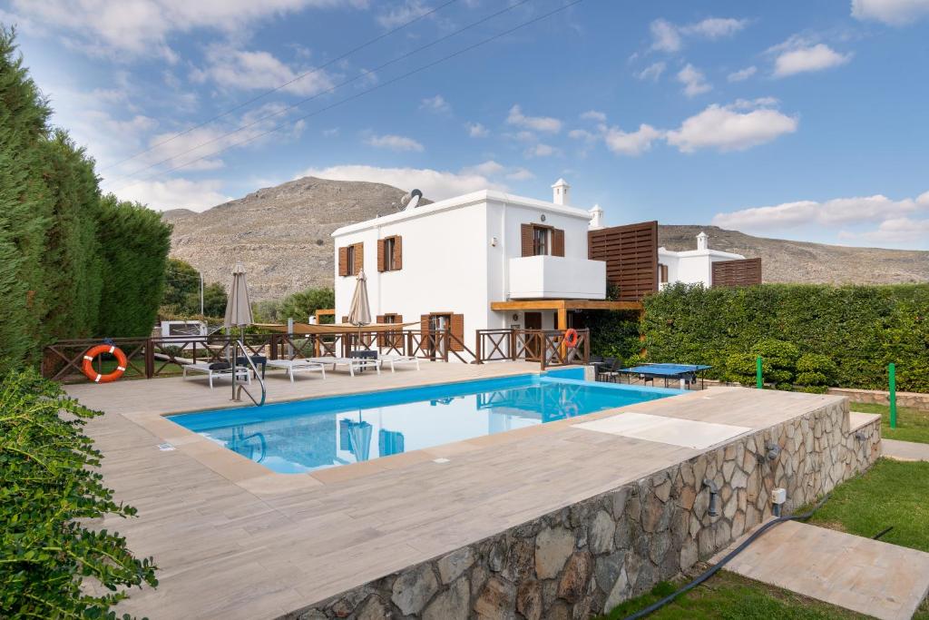 Lindos Aeonian Villas في ليندوس: فيلا بمسبح و بيت